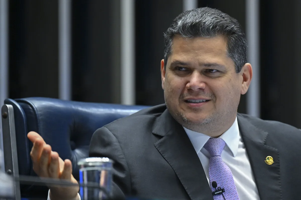 Senado aprova PLP dos Combustíveis com “jabutis” para fertilizantes e Copa Feminina
