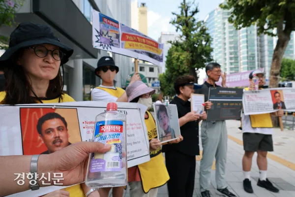 [경향포토] "11년째 인터폴 적색수배 중인 가습기살균제 참사 주범기업 옥시 외국인 사장 거라브 제인 소환 조사하라"