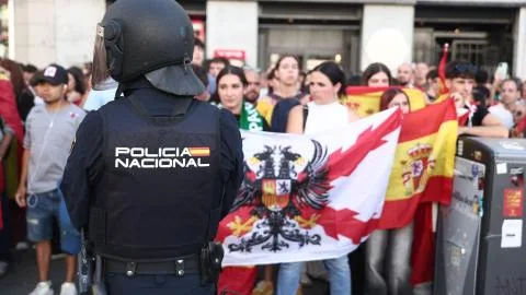 Momentos de tensión en Sol: un grupo de ultras increpa a los acampados tras el desfile del 12-O