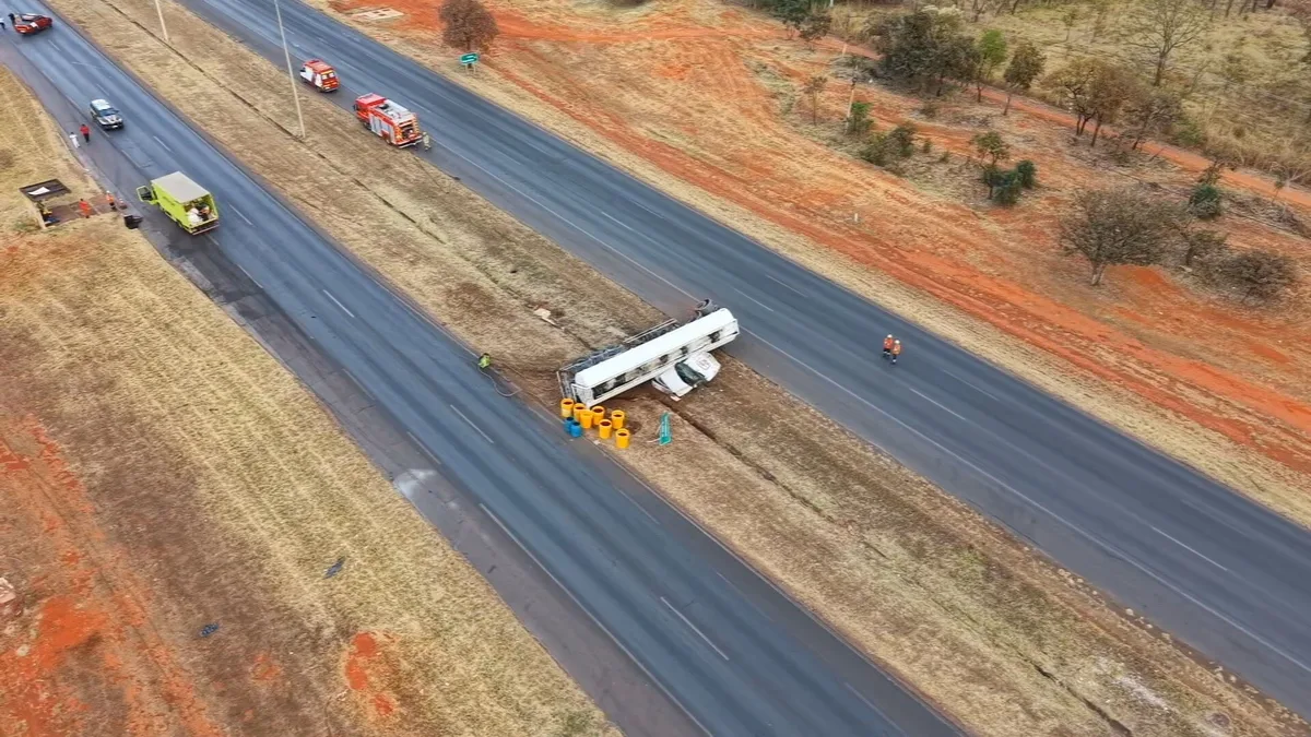 Carreta de combustível tomba e interrompe trânsito nos dois sentidos da BR-020