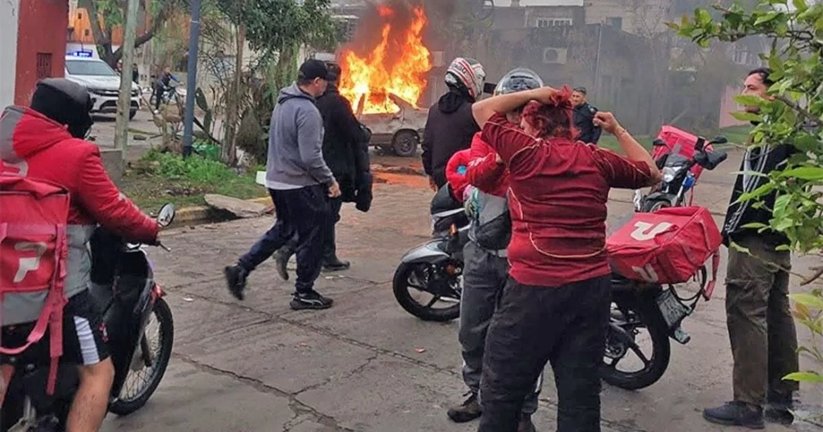Brutal ataque de repartidores, tras el robo de una moto en Tigre: destrozaron una casa y prendieron fuego un auto