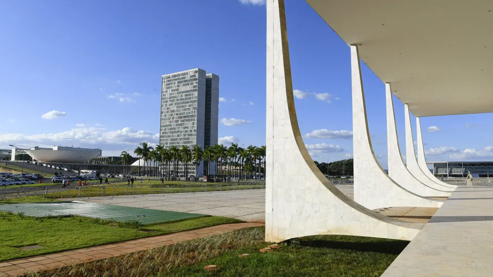 Varredura em câmeras da sala-cofre tenta rastrear possíveis vazamento do caso Master