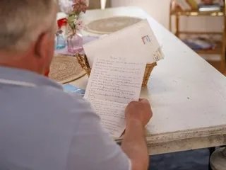 « L’amour est dans le pré » : comment la production fait-elle le tri des lettres reçues par les agriculteurs ?