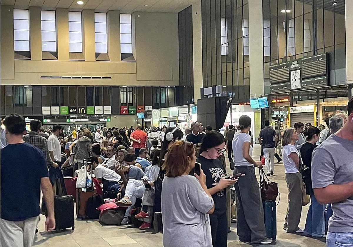 Retrasos de hasta dos horas en los trenes de Alta Velocidad a Andalucía por el incendio de Zaragoza