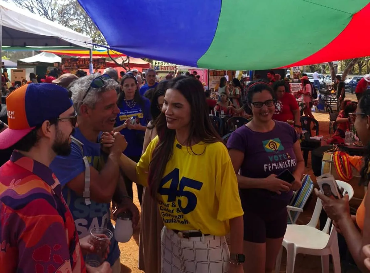 Paula Belmonte visita Eixão do Lazer após missa em 1° dia de campanha