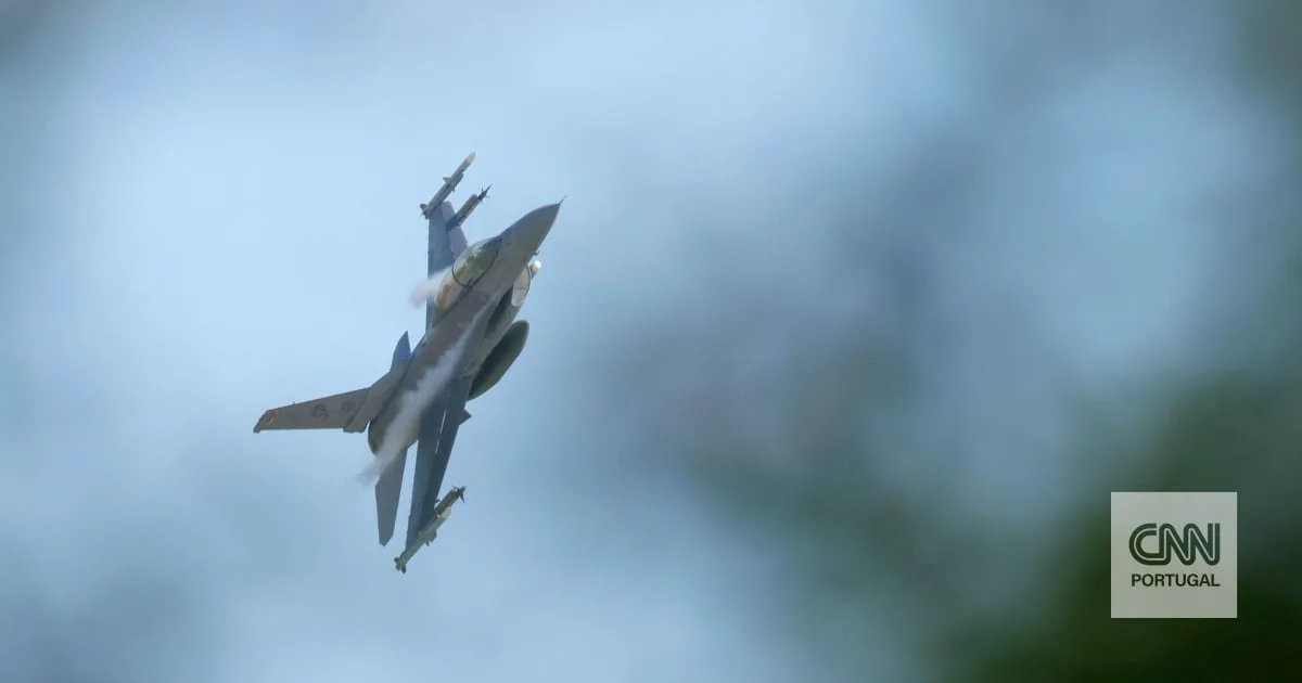 60 alvos atingidos, 18 milhões de barris de petróleo protegidos: o dia em que os EUA desafiaram o Irão no Estreito de Ormuz