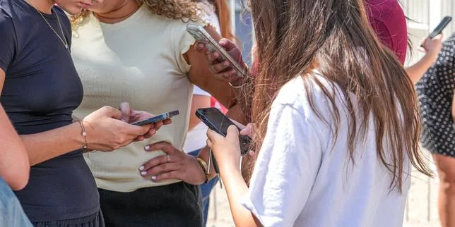 L’interdiction des réseaux sociaux aux moins de 15 ans censurée par le Conseil constitutionnel, au nom de la liberté d’expression