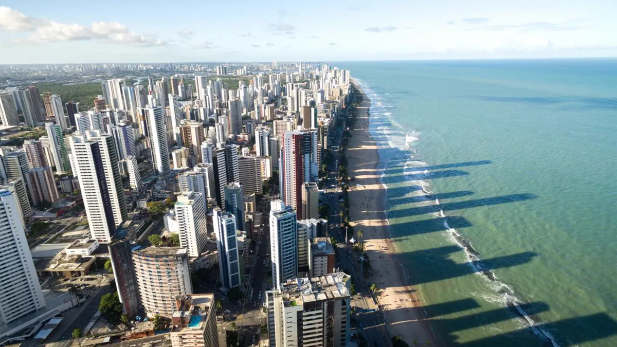 Capital ensolarada coloca praias famosas, feirinha, restaurantes e quilômetros de calçadão praticamente diante dos prédios em uma das orlas mais movimentadas do Nordeste