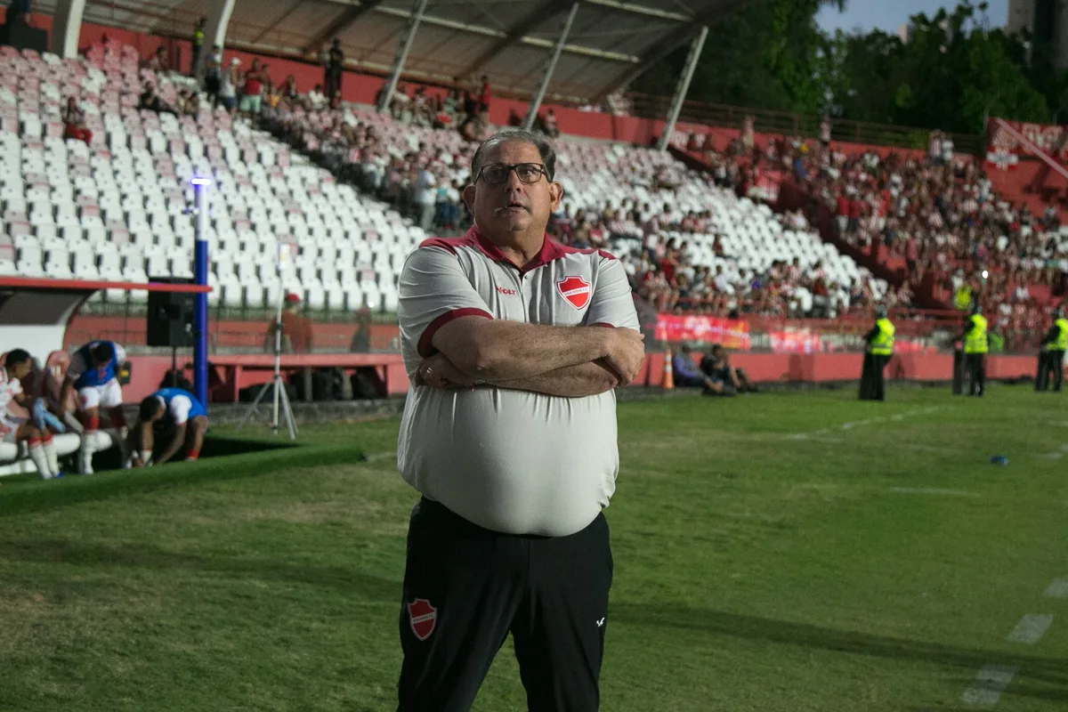 Guto Ferreira reforça confiança no acesso do Vila e diz que "atmosfera positiva impulsiona"
