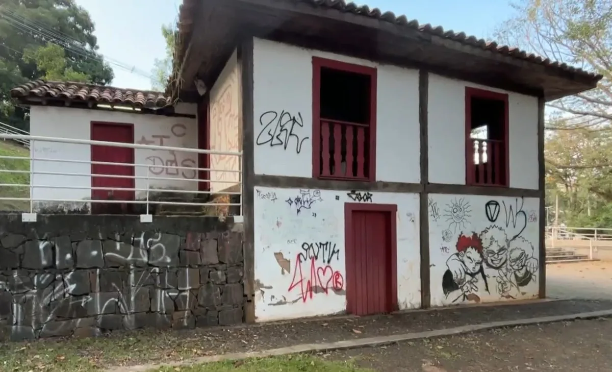 Pichações, goteiras, paredes rachadas e extintores vencidos: Casa do Povoador de Piracicaba expõe cenário de abandono