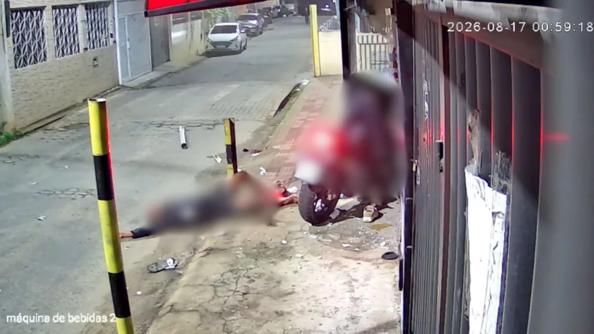 Motociclista e garupa ficam feridos após moto bater contra portão em Colatina