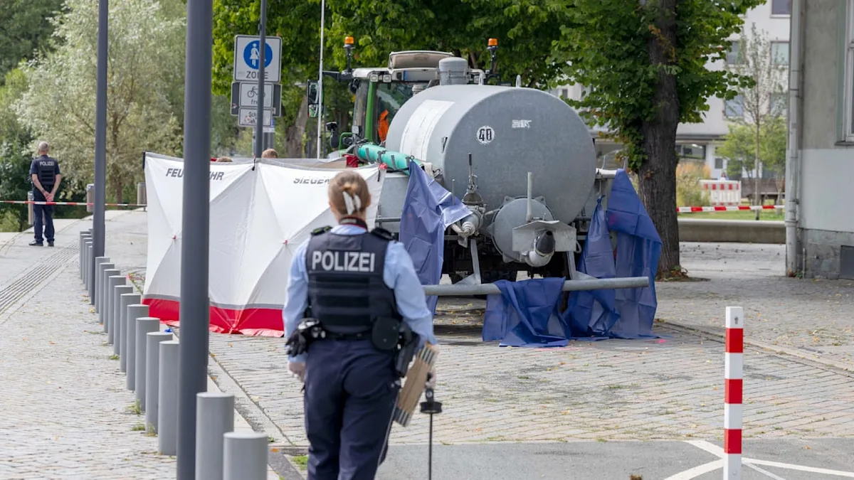 Beim Gießen in Siegen - Fußgänger (†23) von Wasserfasswagen überrollt