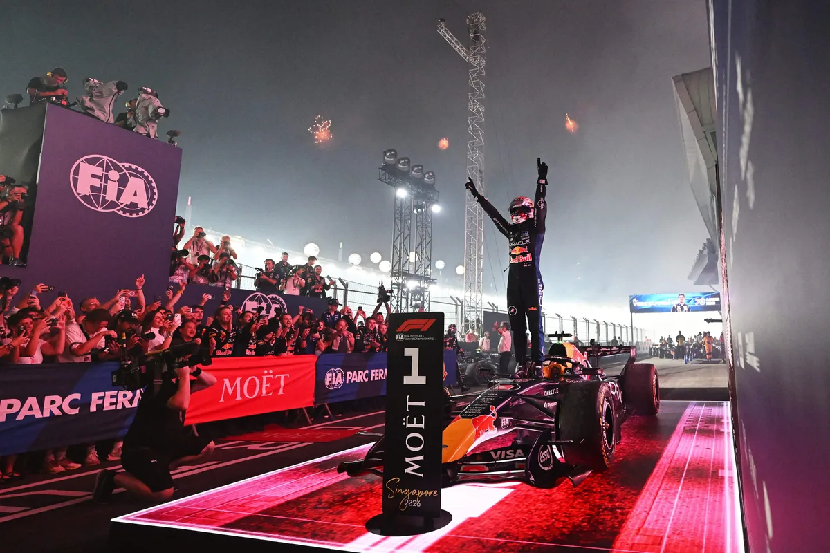 Max Verstappen domina em Marina Bay e conquista vitória inédita