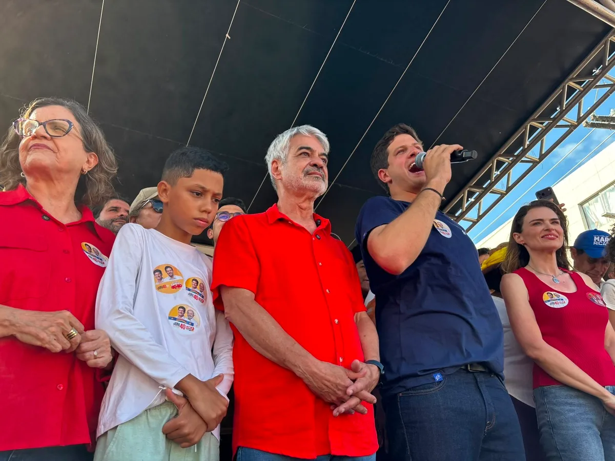 João Campos começa campanha em caminhada com aliados no Recife e promete investimentos na saúde