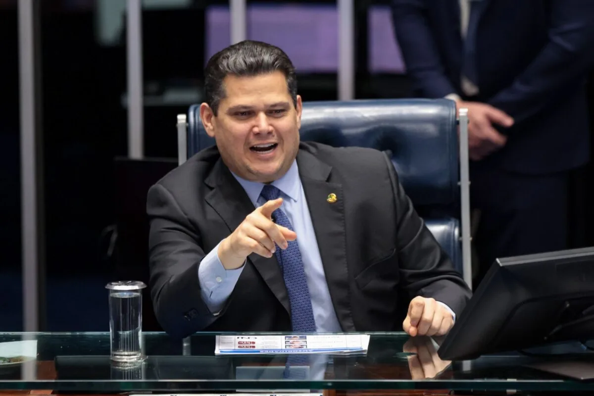Alcolumbre defende Moraes e alfineta Flávio por dinheiro a Dark Horse
