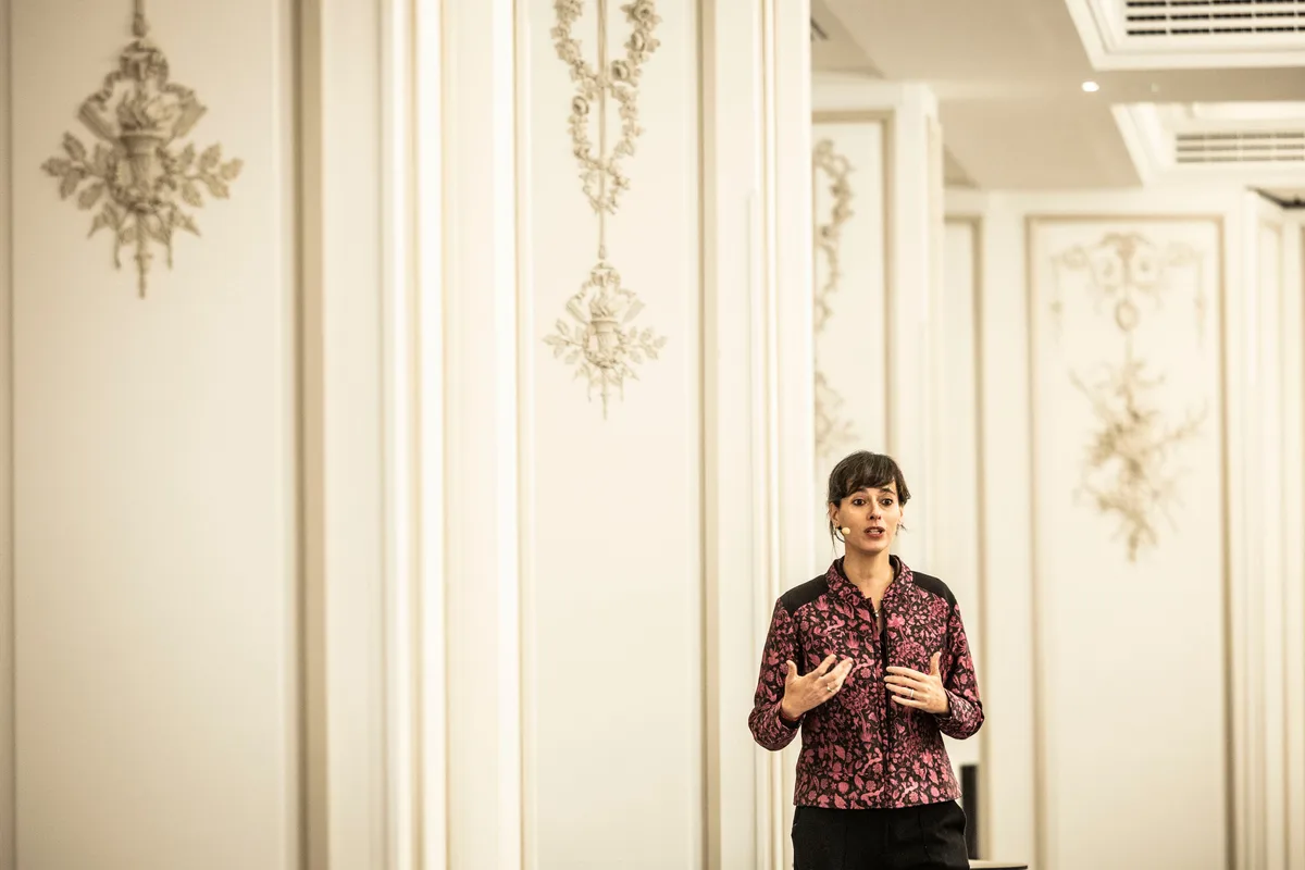 Carissa Véliz, filósofa: “La IA presenta las predicciones como hechos, pero la democracia necesita incertidumbre para ser libre”