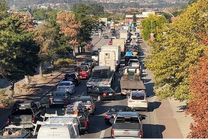 Bennett Bridge crash brings Central Okanagan traffic to a standstill