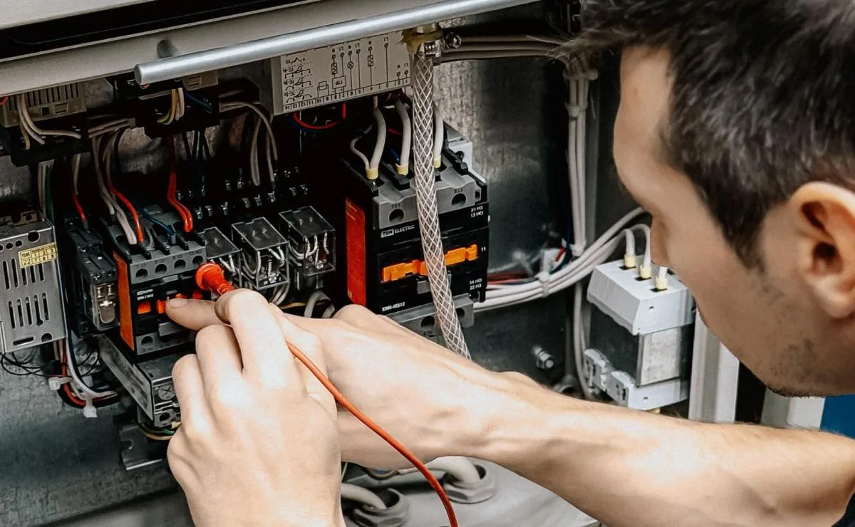 Empresas de inteligência artificial contratam milhares de eletricistas e encanadores para data centers