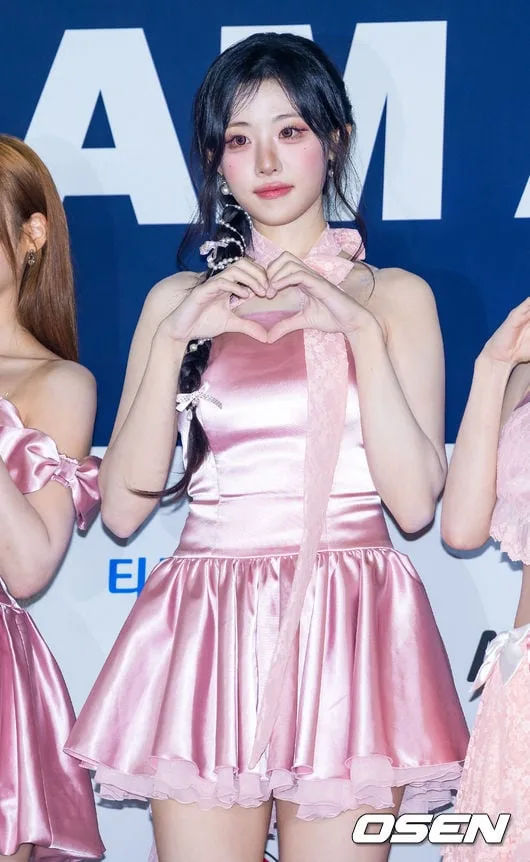 [사진]QWER 히나,'손하트하는 거대냥이'