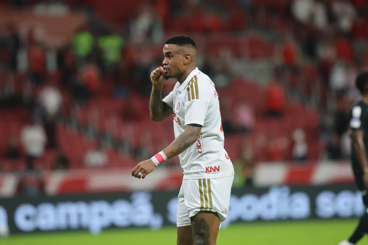 Alerrandro retoma espaço no Inter sob confiança e influência de Eduardo Baptista