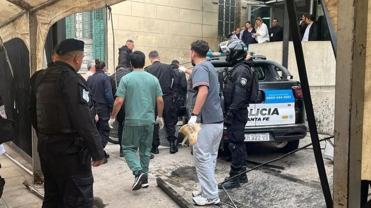 Caos en Santa Fe: un patrullero perdió el control, se incrustó en la guardia de un hospital y hubo cuatro heridos