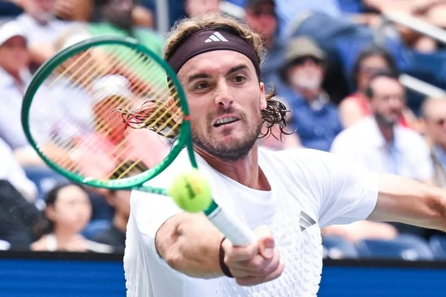 Tsitsipas surpreende Fils e anota sua maior vitória em Slam em 4 anos