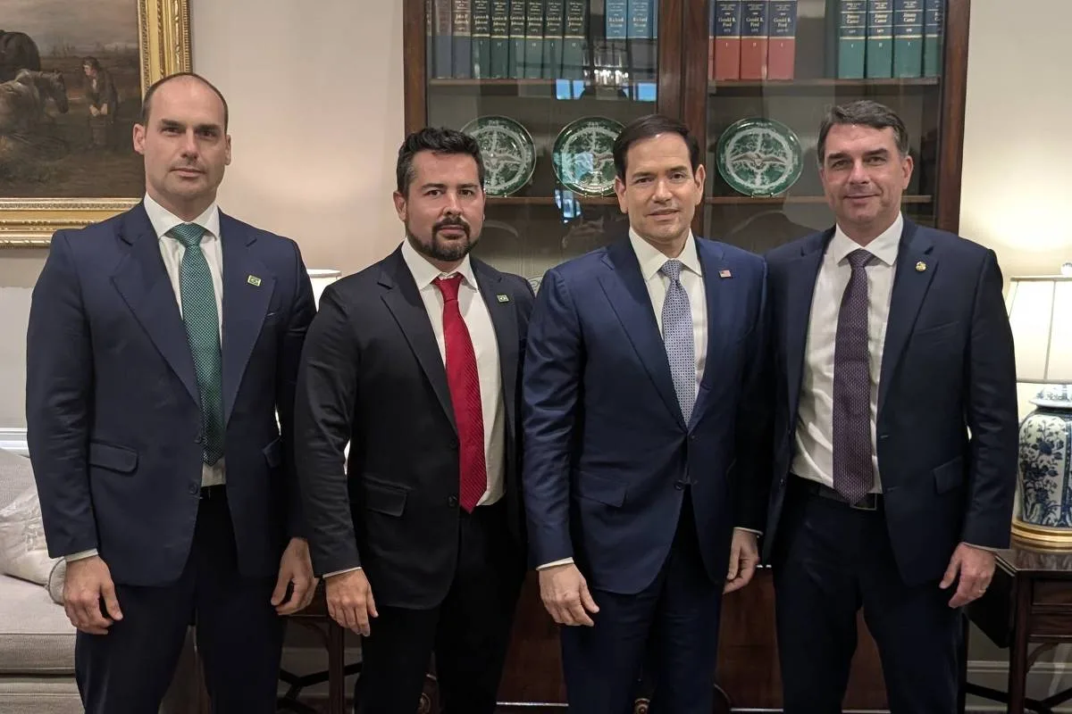 Com Eduardo no Itamaraty, presidência de Flávio Bolsonaro fará ‘diplomacia bananinha’
