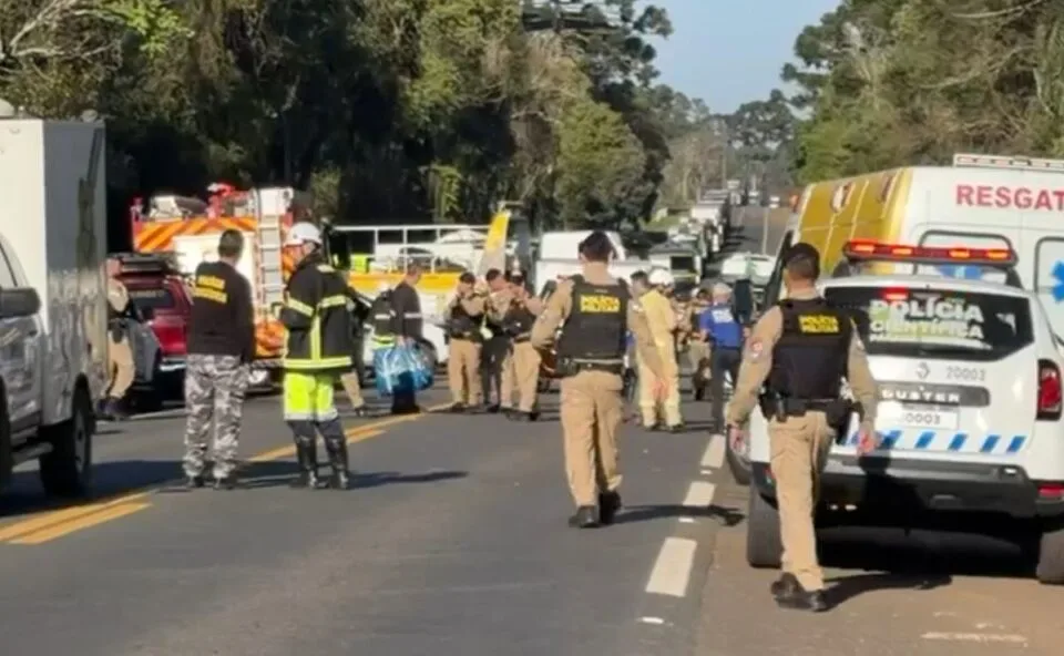 Tragédia na BR-373: duas crianças estão entre as 23 vítimas de acidente com ônibus e carreta no Paraná