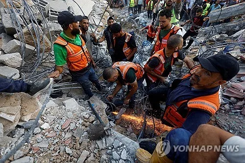 폭격에 파손된 가자지구 아파트 붕괴…20명 사망·약 100명 매몰
