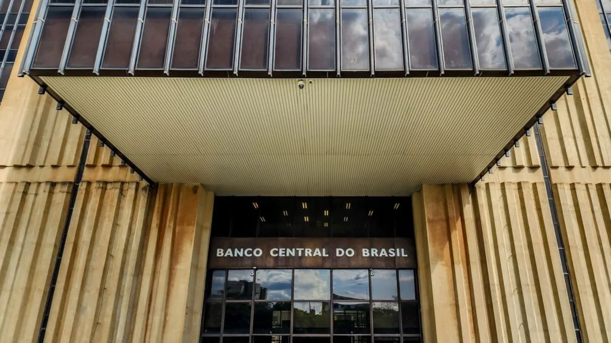 Brasil e EUA decidem juros na mesma semana; entenda o que pode acontecer com dólar, investimentos e inflação