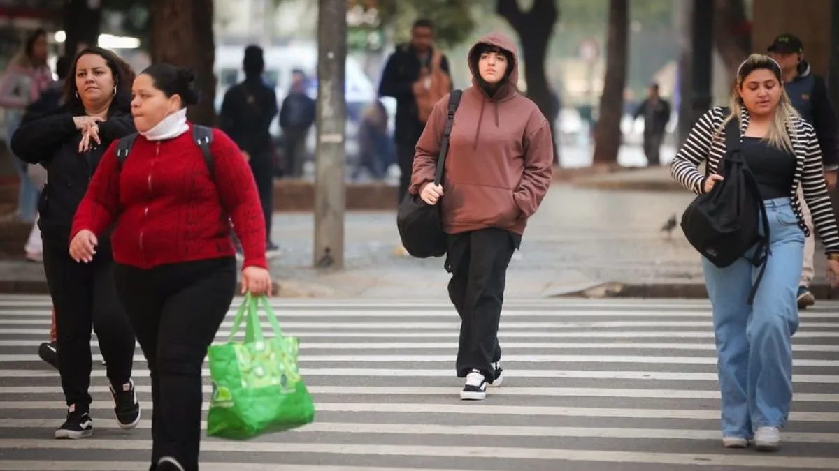 Frente fria avança sobre Florianópolis e cidade pode registrar 10ºC nesta quarta-feira; Defesa Civil emite alerta e prefeitura reforça acolhimento