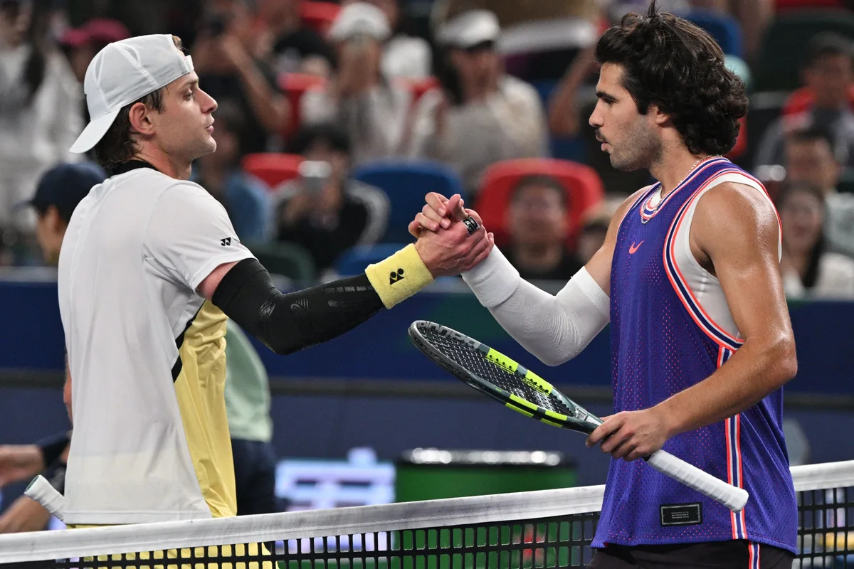 Carlos Alcaraz cayó en el Masters 1000 de Shanghái y Alexander Zverev se aseguró el N° 1 al final del año