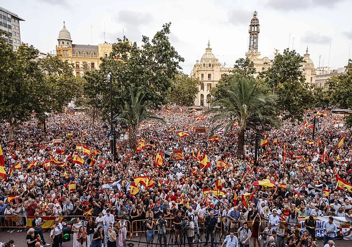 Los valencianos abarrotan sus plazas para no dejar «sola» a Ceuta