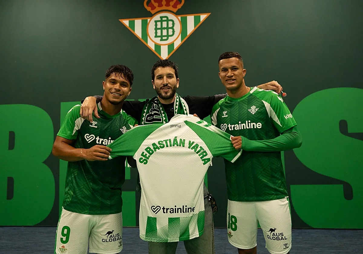 Sebastián Yatra, en el Betis - Barcelona antes de actuar en el festival 'Jardín de las Delicias'
