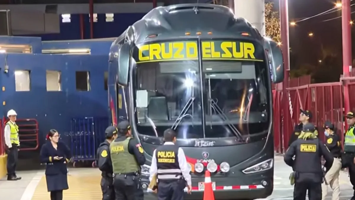 Atacan a balazos bus de Cruz del Sur en plena ruta hacia el sur y pasajeros regresan al terminal