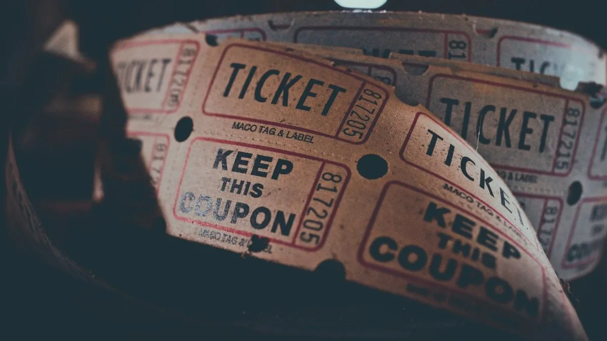 Vai a shows e festivais? Compra de ingressos terá novas regras no Brasil; decreto regulamenta revenda, meia-entrada, taxas e acesso à água
