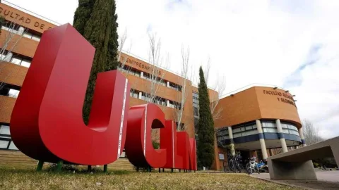 Matrícula gratis y sin universidades privadas: el modelo universitario con el que Castilla-La Mancha se desmarca del PP