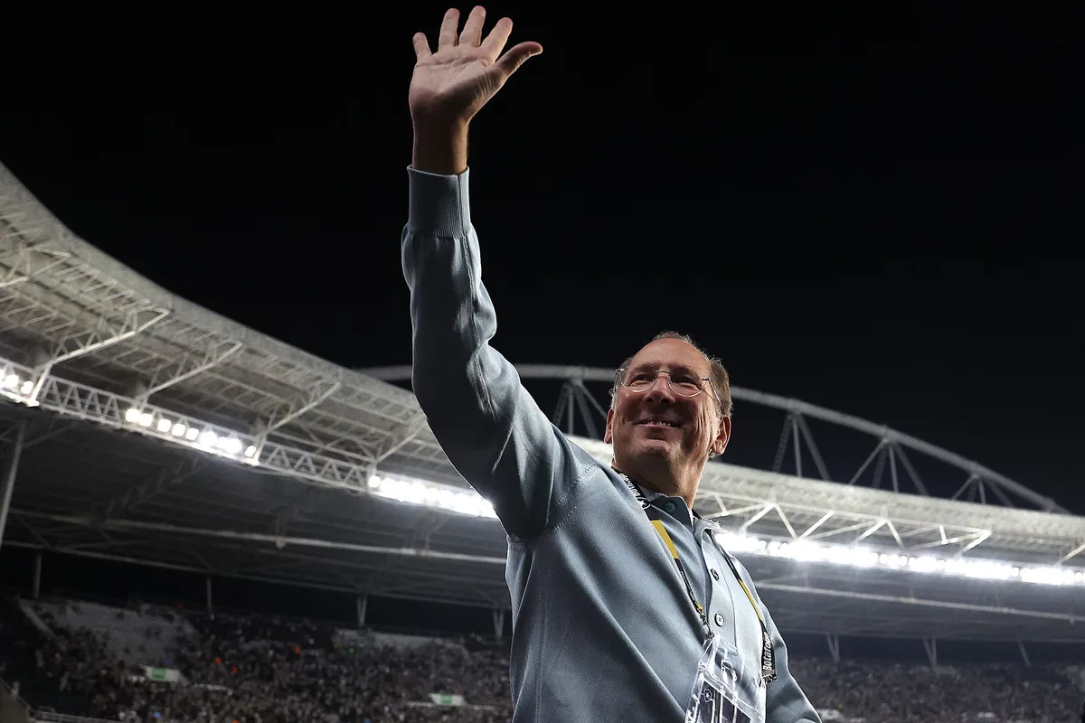 Justiça mantém Assembleia do Botafogo e multa Textor em processo sobre a SAF