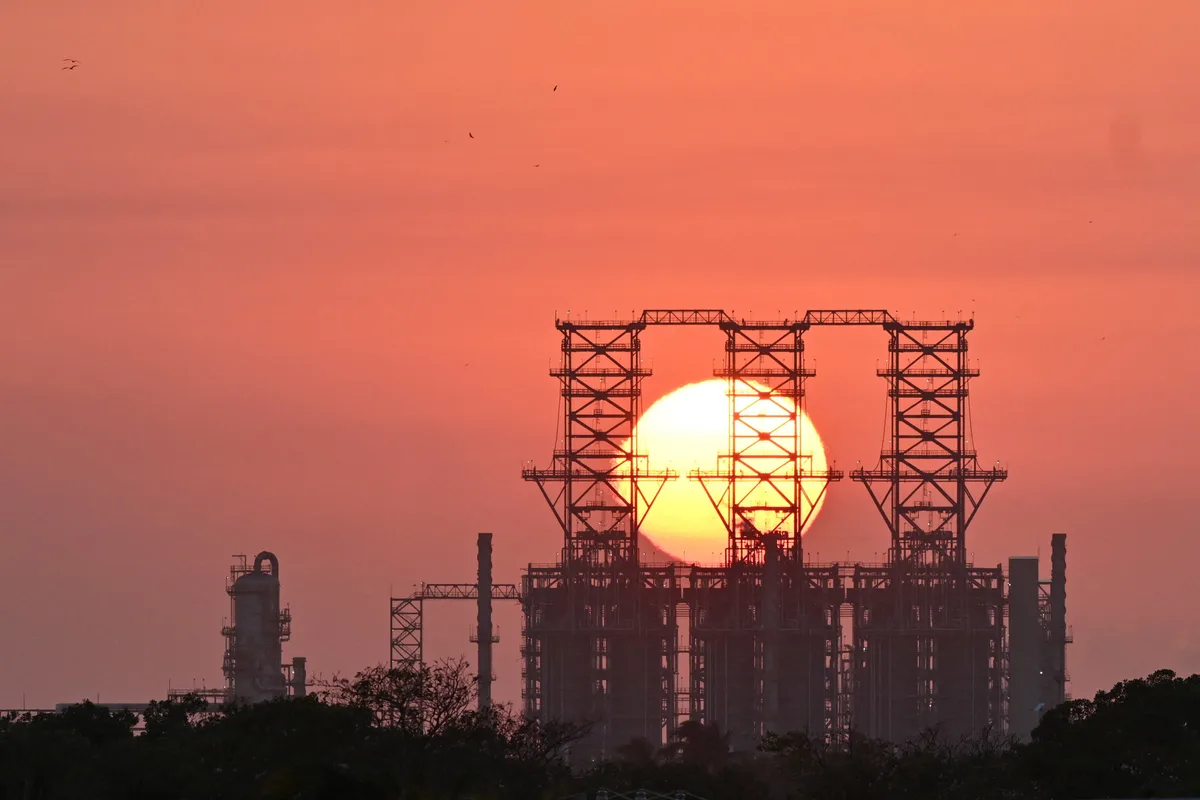 Pemex reporta incendio en un tanque del complejo Pajaritos por tormenta eléctrica