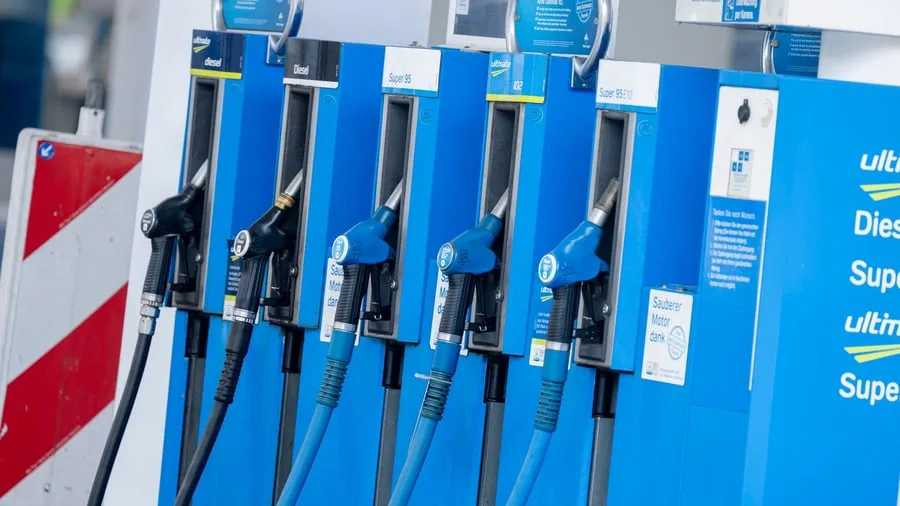 Spritpreise: „Es wird abkassiert“ – Tankstellenverband hält Benzinpreise von drei Euro pro Liter für möglich
