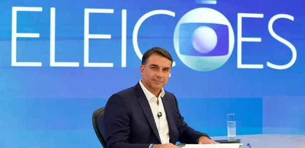 O que está escrito na mão de Flávio? Candidato usou 'cola' como Bolsonaro