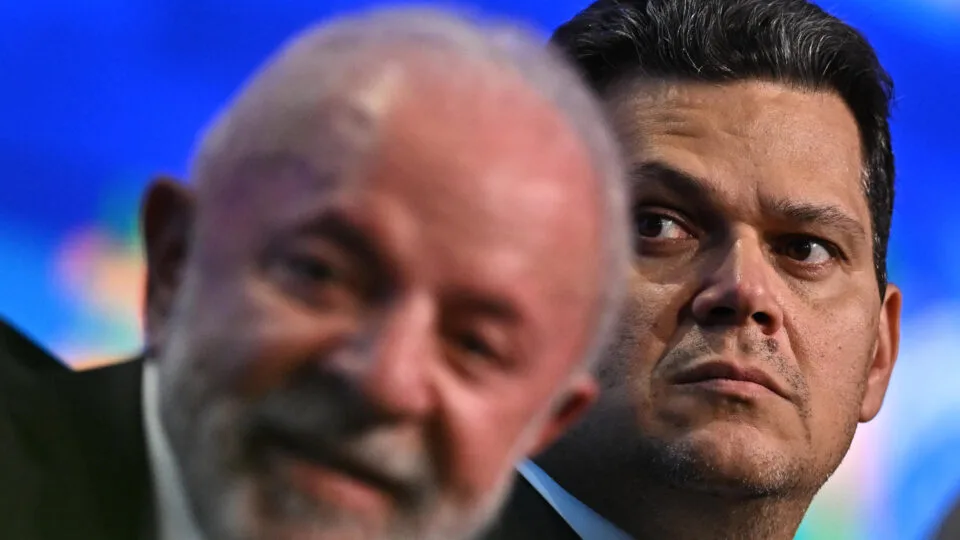 Alcolumbre frustra planos de Lula e adia votação do fim da 6×1