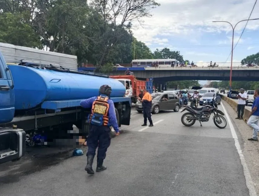 Motorizado muere arrollado por cisterna en Carabobo