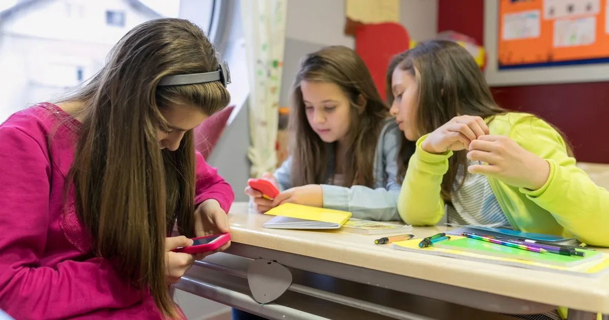 Prohíben en Provincia el uso de celulares en escuelas secundarias, pero hay polémica porque se retrasa la aplicación