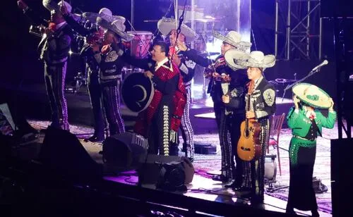 De “El Rey” a “Inocente pobre amigo”: el Zócalo canta antes de Intocable