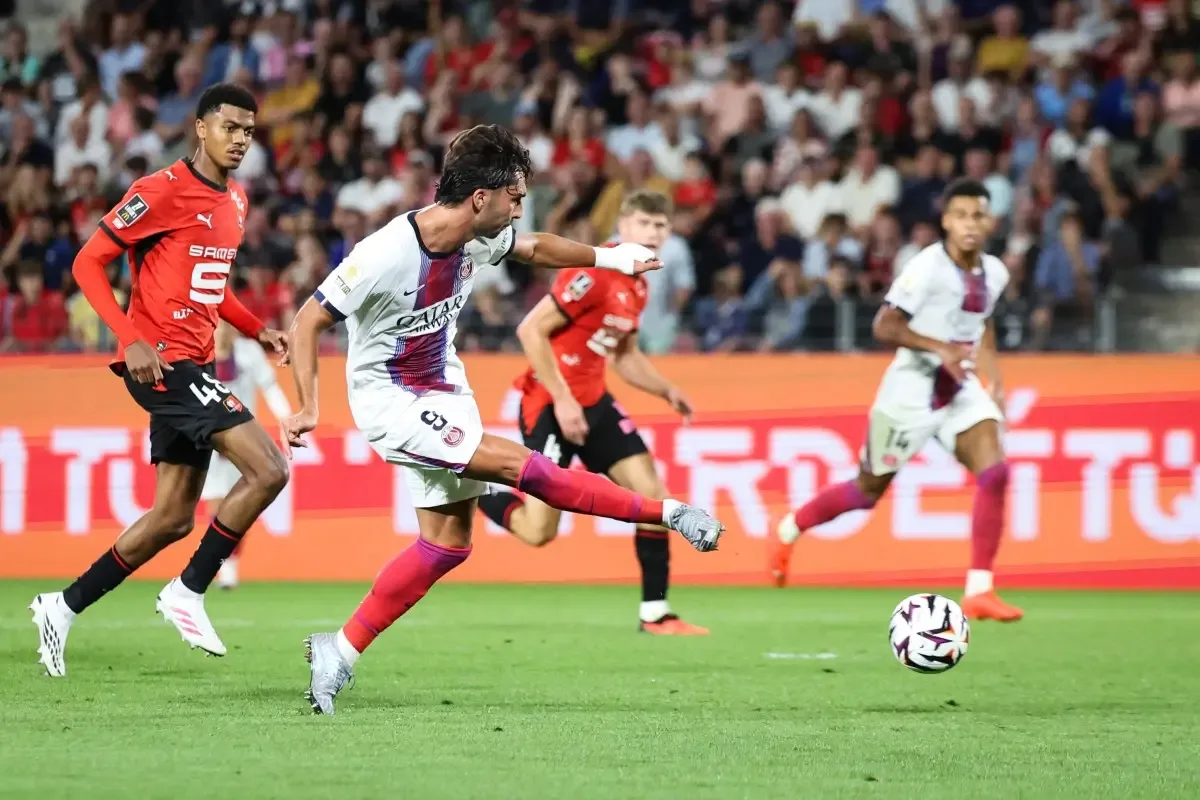 Com dois de Ferran Torres, PSG busca empate com Rennes na estreia do Francês