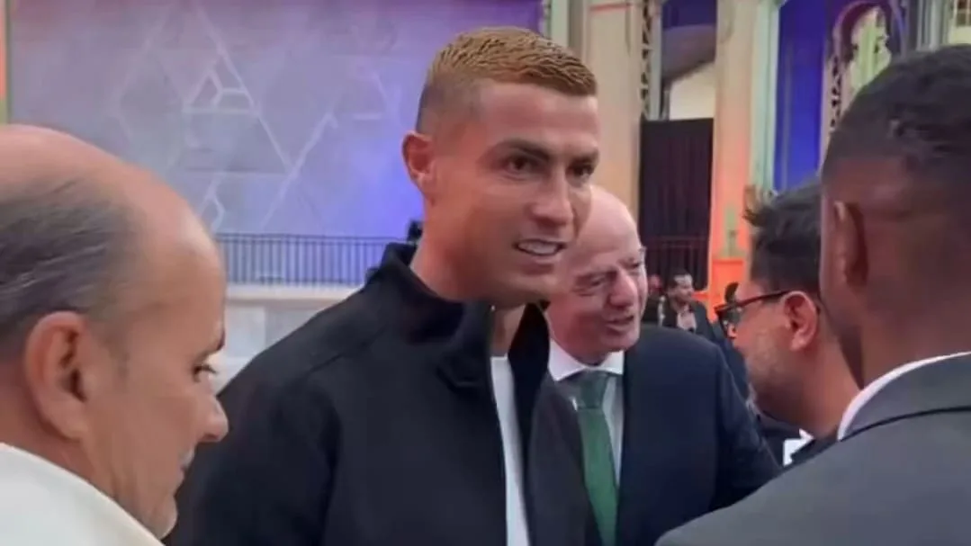 Fans durchschauen es - Achten Sie auf Ronaldo, als Infantino spricht