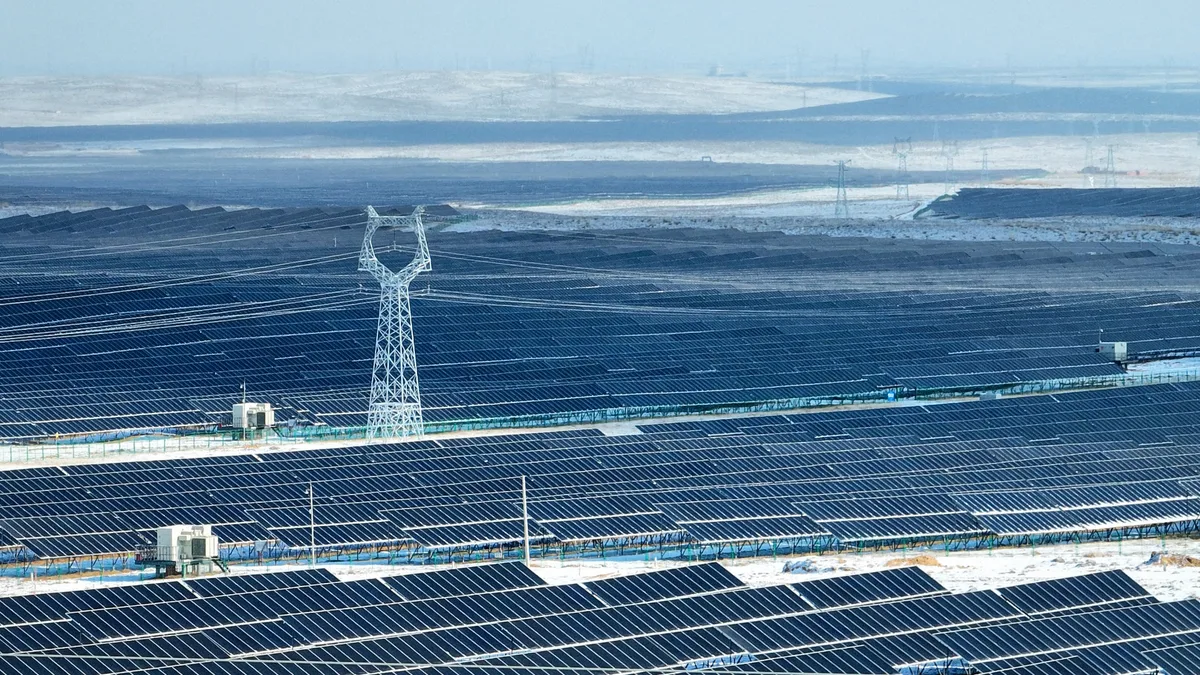 INFOGRAPHIES. Après dix ans de croissance effrénée, le solaire détrône le charbon comme première source de capacités de production électrique en Chine