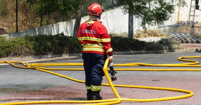 Abrantes: 40 operacionais combatem incêndio em sucata