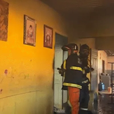 Brincadeira com palha de aço termina com casa destruída por incêndio